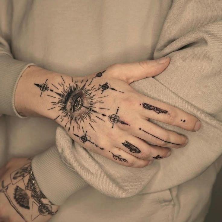 tatajes en la mano